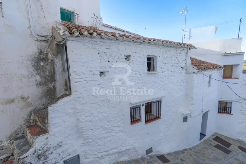 VC120-Compact-Townhouse-for-Renovation-in-Salares-with-New-Roof-12