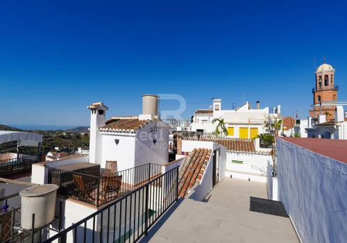 VC125-Renovated-townhouse-with-sea-views-and-roof-terraces-beside-Plaza-Almijara-Competa-40